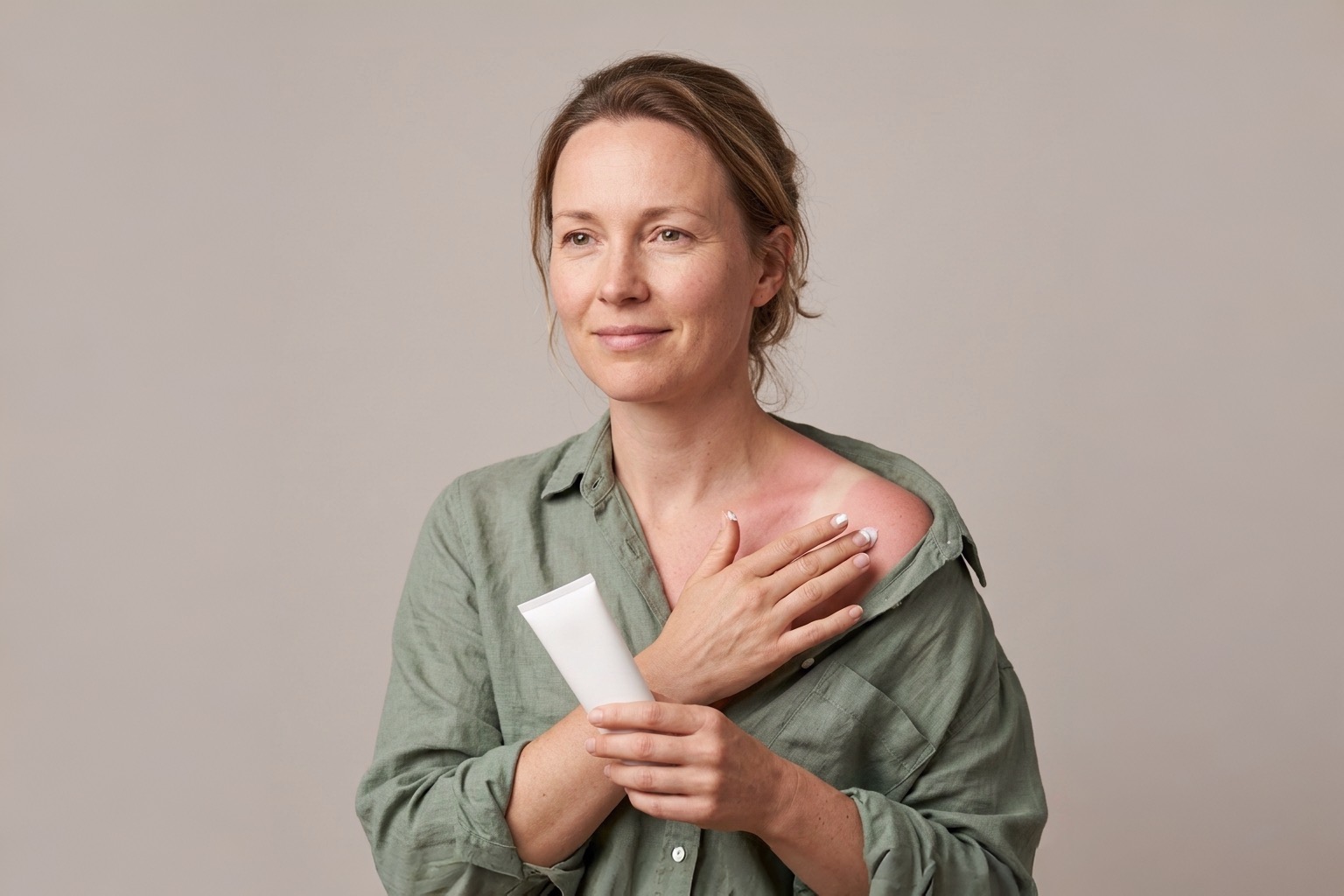 Femme appliquant un soin après-soleil sur son épaule, conseils coup de soleil Pharmacie Charnal Quéven, Bretagne