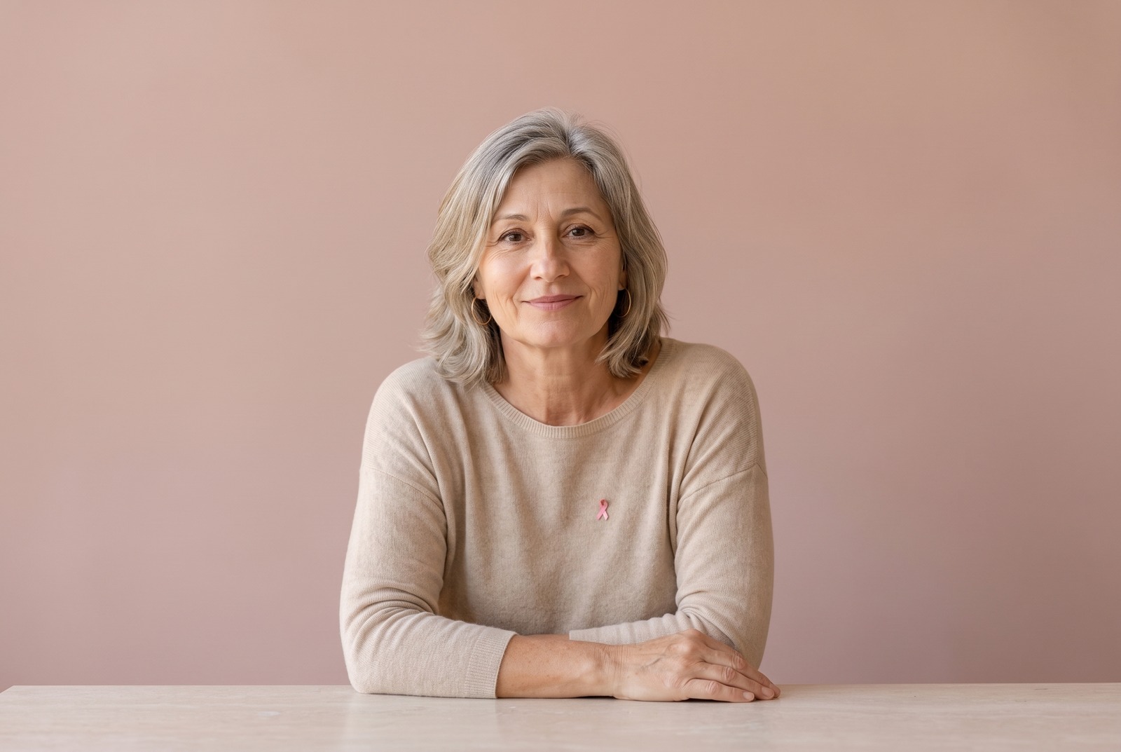Femme souriante et sereine, conseils Pharmacie Charnal Quéven pour Octobre Rose, Bretagne